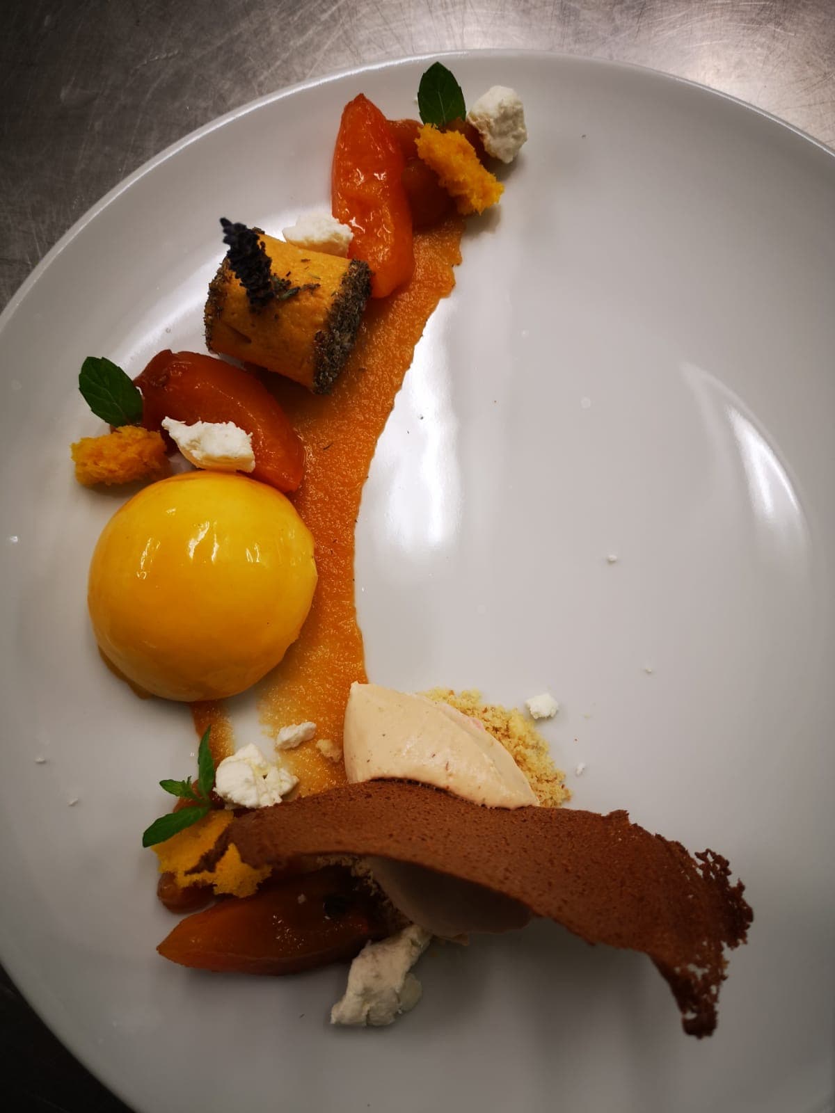 Nußlocher Ziegenkäse mit Aprikose und Lavendel